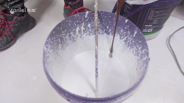 站著，把錢掙了！ | 萬磊流平派微水泥，現(xiàn)已上市