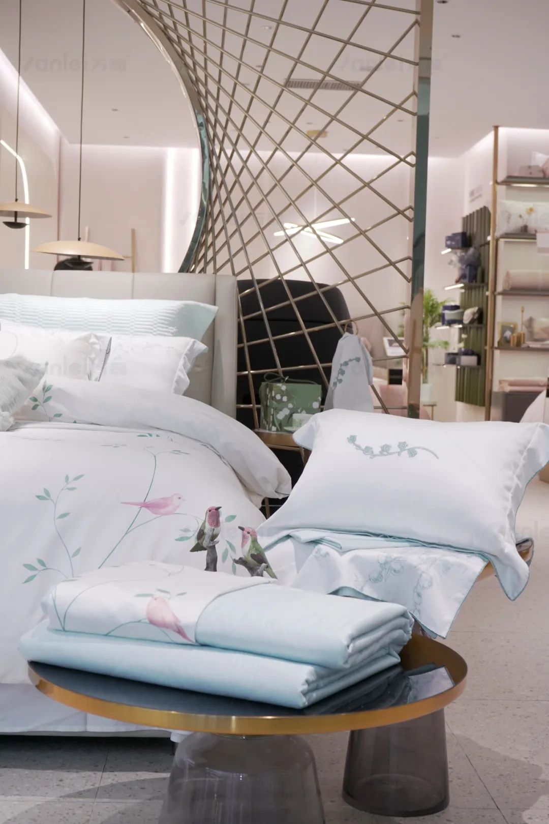 萬磊案例賞析 | 金屬遇上絲絨，尋覓絲質(zhì)般舒適生活