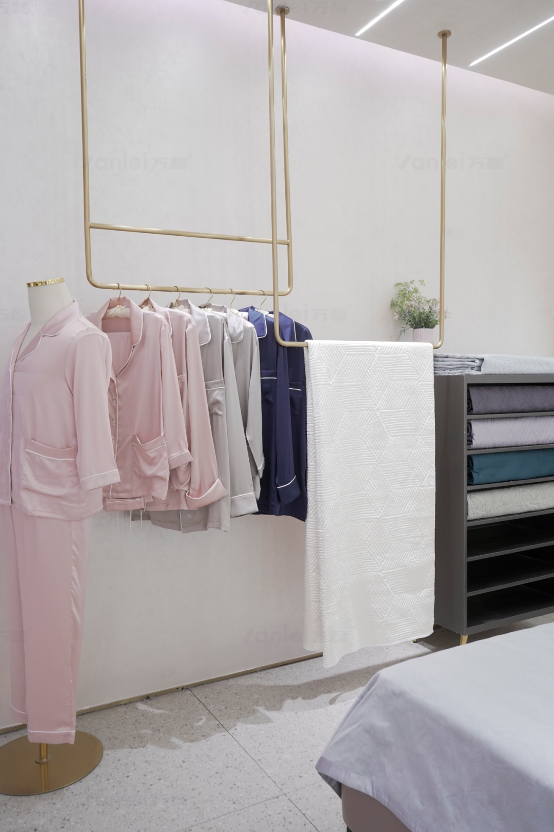 萬磊案例賞析 | 金屬遇上絲絨，尋覓絲質(zhì)般舒適生活