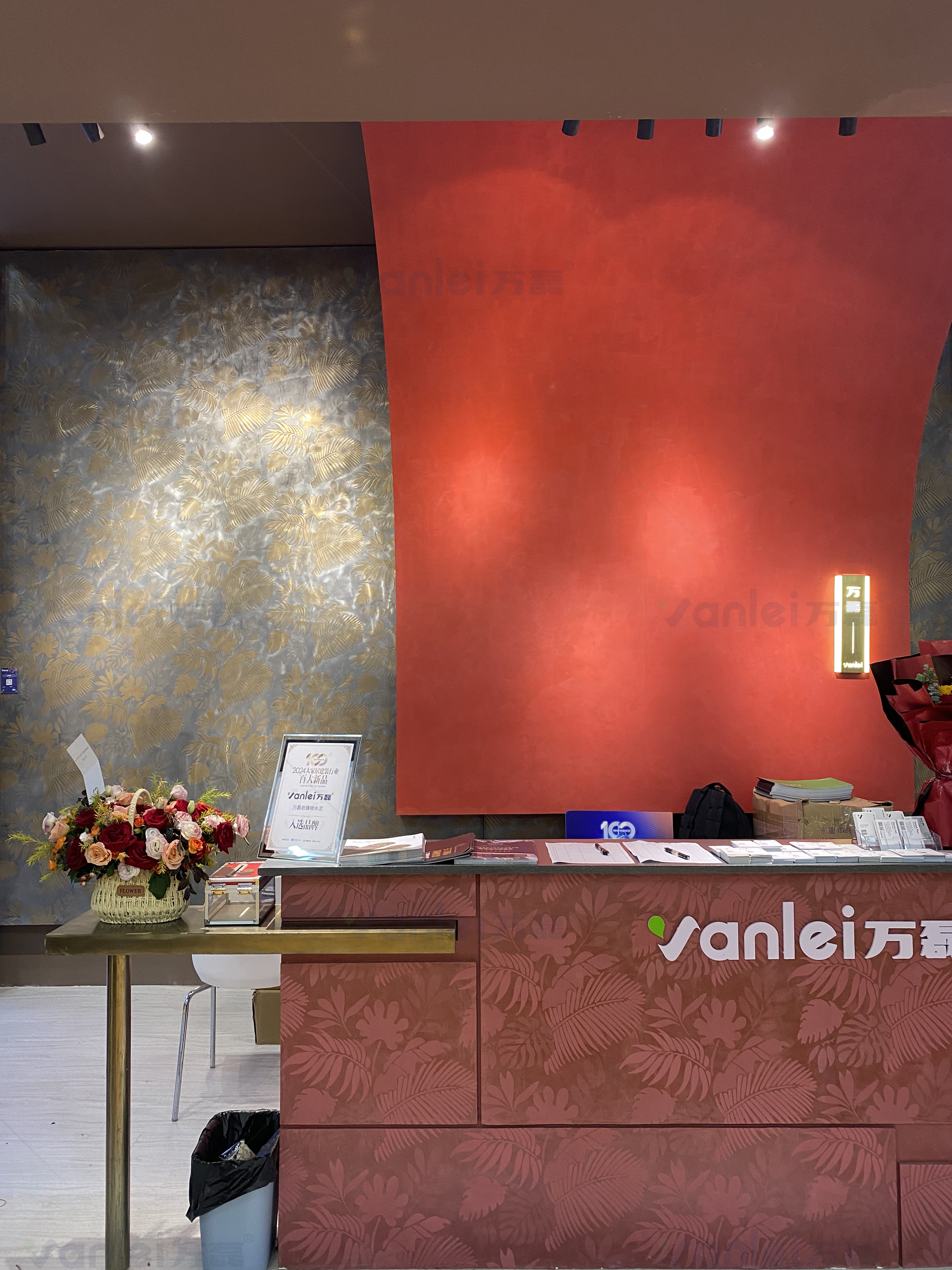 4個好品秒掉同行！萬磊新妝落地的好材料全在這了?。?  src="/uploads/images/20240715/da9a70b3df243f904110bd723fc95fa5.jpg"/></p><p><span style=";font-family:宋體;font-size:14px">&nbsp;</span></p><p><span style=";font-family:宋體;font-size:14px">展會現(xiàn)場，液態(tài)金屬以其獨特的金屬光澤和質(zhì)感</span></p><p><span style=";font-family:宋體;font-size:14px">吸引了眾多參觀者的駐足欣賞</span></p><p><span style=";font-family:宋體;font-size:14px">液態(tài)金屬不僅具備金屬的光澤和質(zhì)感</span></p><p><span style=";font-family:宋體;font-size:14px">更具有極高的可塑性和耐用性</span></p><p><span style=";font-family:宋體;font-size:14px">滿足各種創(chuàng)意裝飾需求</span></p><p><span style=";font-family:宋體;font-size:14px">&nbsp;</span></p><p style="text-align: center;"><video class="edui-upload-video  vjs-default-skin   video-js" controls="" preload="none" width="720" height="1280" src="/uploads/videos/20240715/4c9e0614cbc4c6b76ae911120e78be3d.mp4"><source src="/uploads/videos/20240715/4c9e0614cbc4c6b76ae911120e78be3d.mp4" type="video/mp4"/></video></p><p><span style=";font-family:宋體;font-size:14px">&nbsp;</span></p><p><span style=";font-family:宋體;font-size:14px">金屬不斷氧化、侵蝕的過程</span></p><p><span style=";font-family:宋體;font-size:14px">這是液態(tài)金屬不斷變化的</span></p><p><span style=";font-family:宋體;font-size:14px">材料的更多的創(chuàng)造性與可能性</span></p><p><span style=";font-family:宋體;font-size:14px">&nbsp;</span></p><p style="text-align: center;"><span style=";font-family:宋體;font-size:14px"><img alt=